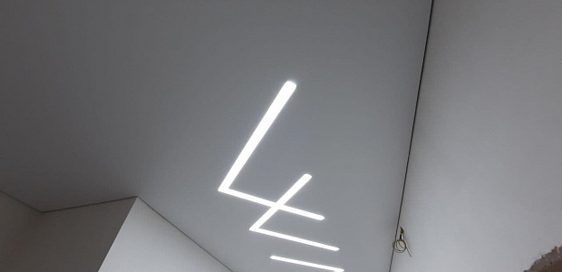 Натяжной потолок со световыми линиями в коридоре